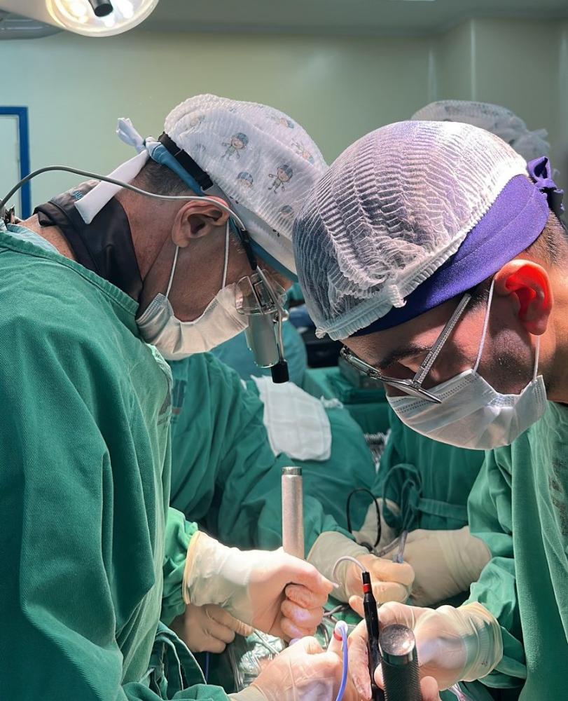 Cirurgias são delicadas e demandam horas de dedicação dos médicos