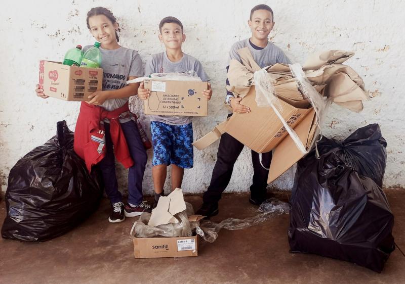 Alunos Ana Carla, Kaio Alexandre e Kauã são uns dos mais empenhados na campanha de arrecadação de itens recicláveis do Lar Santo Filomena