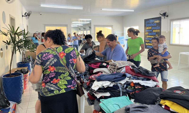 Comunidade fazendo a coleta das roupas