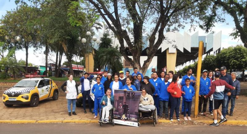 Alunos da Apae de Martinópolis participam de ação educativa no “Maio Amarelo” com a equipe do Departamento de Trânsito da cidade