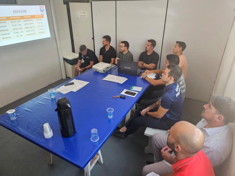 Reunião entre diretoria e comissão técnica do Grêmio Prudente hoje, no Estádio Caetano Peretti 