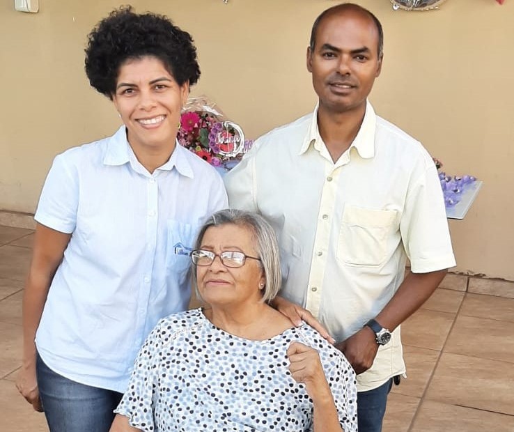 Na foto o casal Cintia e Vagner comemorando os 80 anos de dona Ivanir Maciel