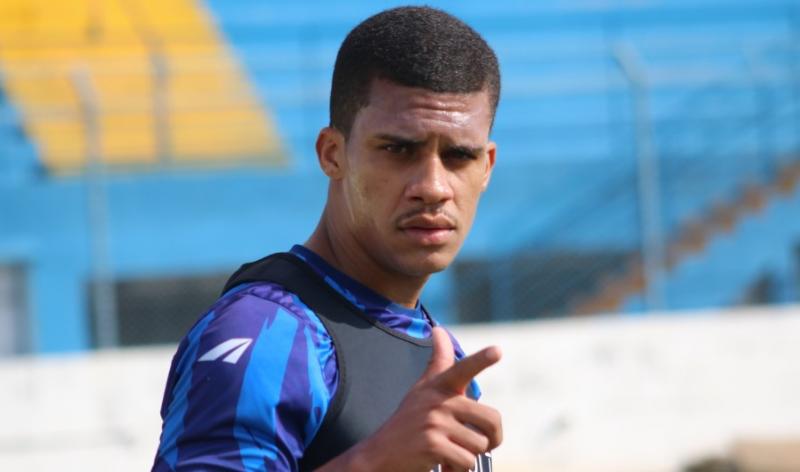Com a camisa do MAC, clube onde o atleta estava desde 2021, Teta foi capitão da equipe e chegou, no ano passado, à final da copa estadual