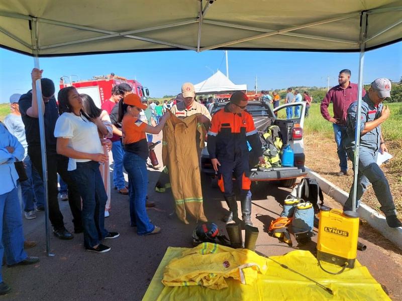 Participantes acompanharam a demonstração de materiais de combate a incêndios florestais