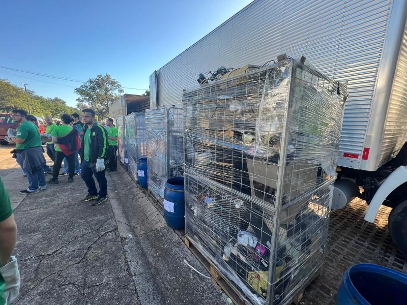 Além de caminhões, gaiolas foram utilizadas para acondicionar os equipamentos