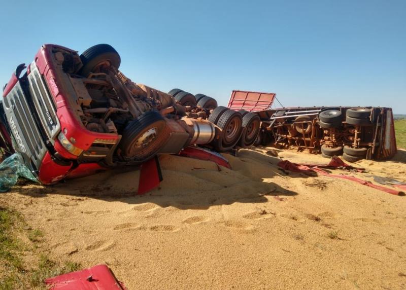 Bitrem transitava no sentido norte da via, quando, por razões a serem esclarecidas, saiu da pista na curva e tombou em seguida