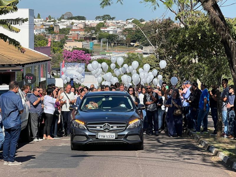 Multidão acompanhou a despedida a Laudério Botigelli e soltou balões brancos em sua homenagem