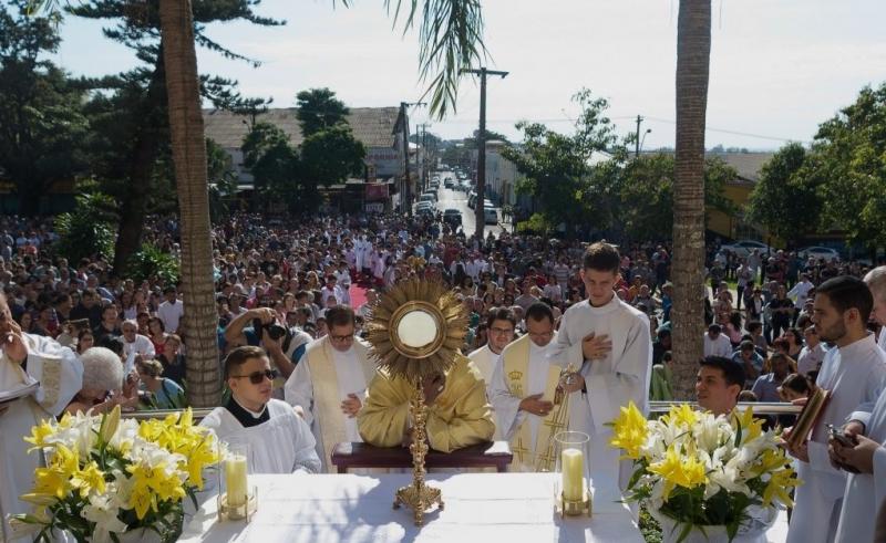  Ao final da procissão, bispo dá a bênção do Santíssimo Sacramento nas escadarias do Santuário de Nossa Senhora Aparecida