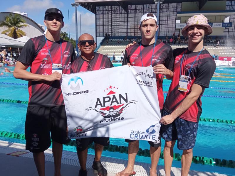 Pepe posa com João Victor Zaneti Martins, Lucas Contes Tribsti e João Gabriel Bergamin dos Santos