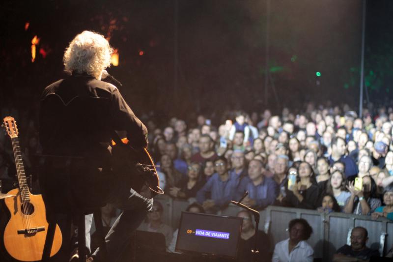 No palco, compositor também compartilhou histórias de sua vida, inclusive memórias de seu pai