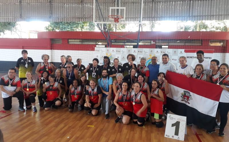 Equipe campeã e o prefeito Ed Thomas, na cerimônia de encerramento, ontem