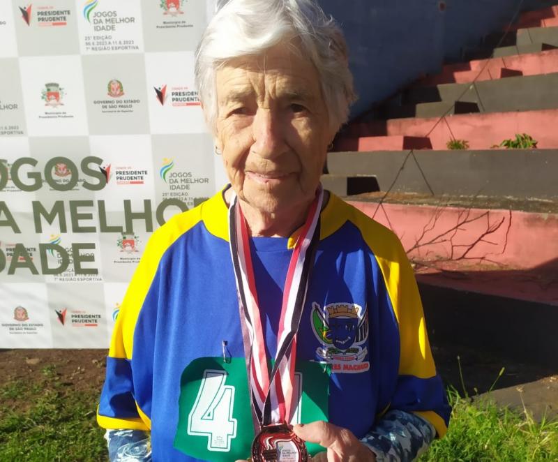 Dona Tereza, 91 anos, é um dos grandes exemplos de alegria e devoção ao esporte machadense