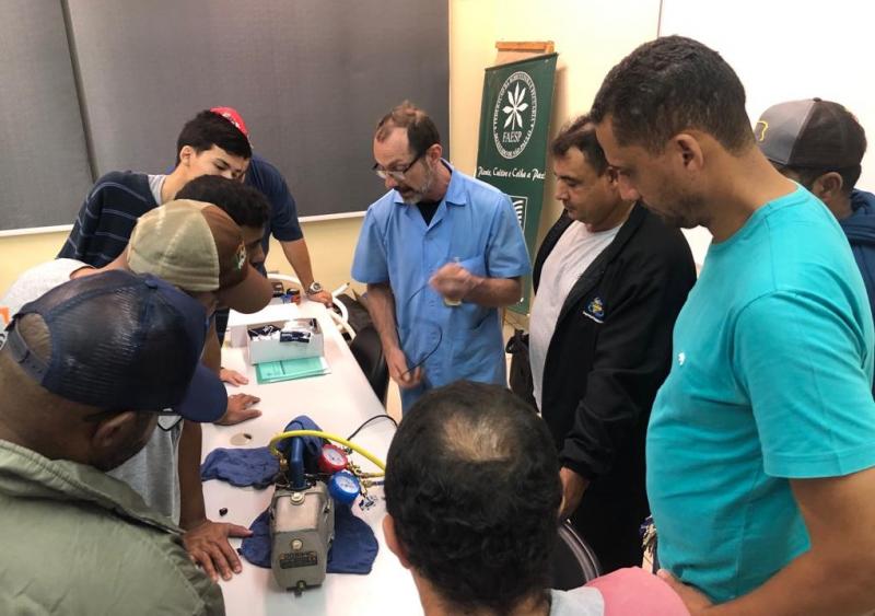 Turma do curso de Técnicas de Instalação de Ar-Condicionado que termina no dia 28 de junho