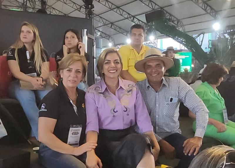 Lucy Mara Rocha, na foto ao lado dos pais, aborda a sucessão familiar no agronegócio e é um dos destaques da 1ª Feira Agropecuária de Pirapozinho