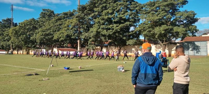 Hoje, no Caetano Peretti, Fesan (esq.) deu detalhes sobre a preparação do Grêmio para disputa da Copa Paulista; Luquinha Bozó (dir.), que está no Vocem, de Assis, visitou aos antigos companheiros