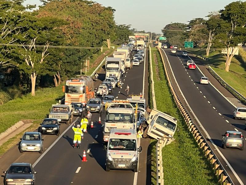 Lentidão do trânsito refletiu nas vias marginais da SP-270, que apresentaram engarrafamento após a ocorrência