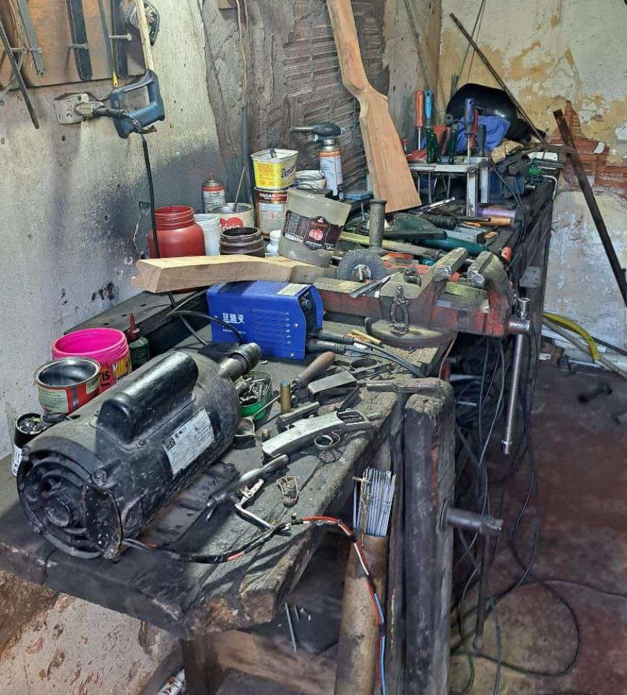 Nos fundos da casa, policiais encontraram a oficina onde idoso realizava manutenção de armas e fabricação de facas