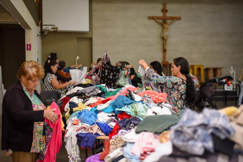Os moradores escolhem suas próprias roupas doadas pela Campanha do Agasalho