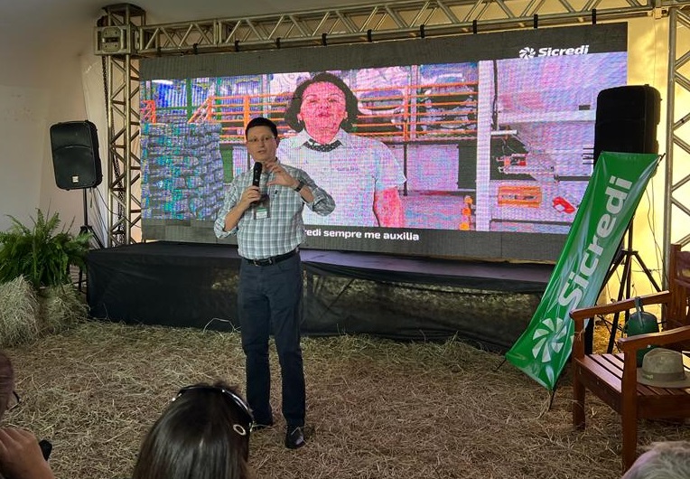 Jorge Guedes, presidente do Sicredi, na abertura da 1ª Feira Agropecuária de Pirapozinho