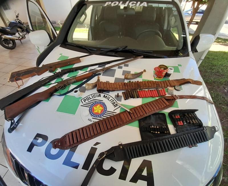Polícia apreendeu espingarda calibre 32, espingarda artesanal calibre 40, armadilha e 59 munições de diversos calibres