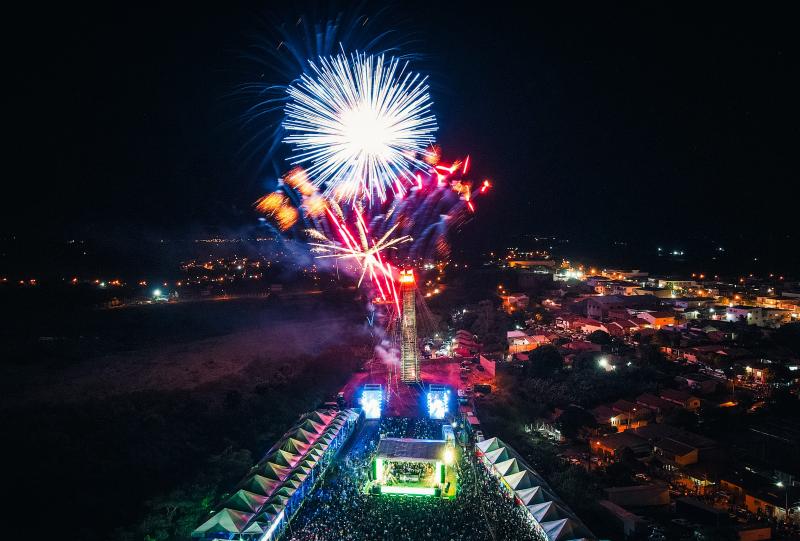 No último dia da Fejupi teve acendimento da fogueira gigante de 57 metros com show pirotécnico e tecnológico