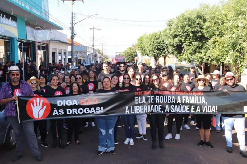 Entidades de diversos setores de Mirante do Paranapanema foram às ruas para alertar sobre o perigo das drogas