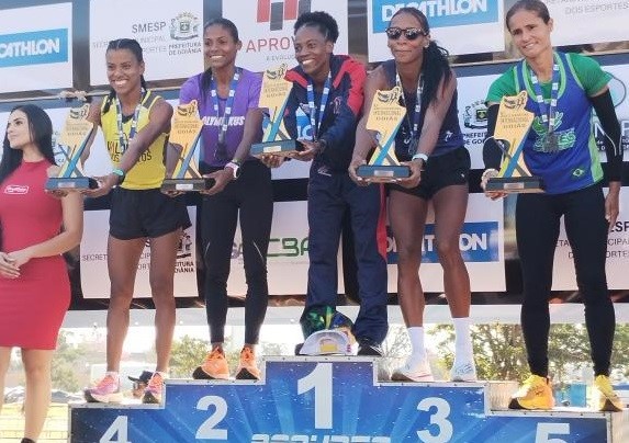 No topo do pódio, Felismina foi campeã da 5ª Meia Maratona Internacional de Goiás, na manhã de ontem