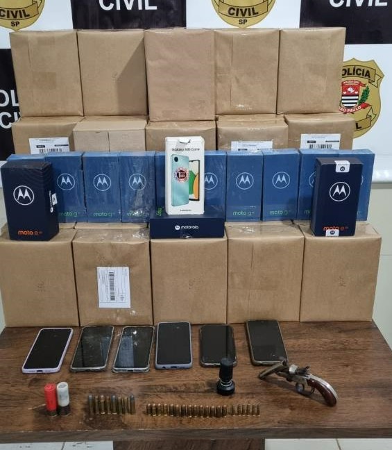 Policiais encontram armas, munições e celulares sem documentação durante busca na casa do irmão do suspeito de matar jovem de 24 anos em maio 