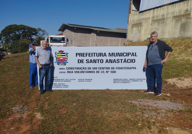 Prefeito Duca Bonilha conferindo o início da obra do Centro de Fisioterapia de Santo Anastácio