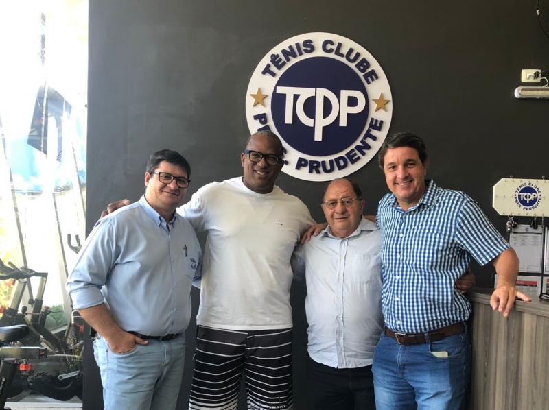 Fábio Sales, gerente de operações do Tênis Clube; Cremilson Julião Rodrigues, presidente do TCPP; Irineu Sesti Filho, presidente do Banco de Olhos; e Bruno Medina, diretor do Banco de Olhos e conselheiro do TCPP