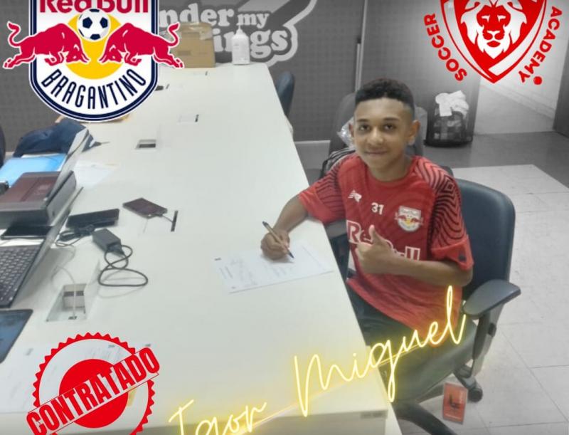 Jovem atleta ao assinar seu contrato com o time profissional