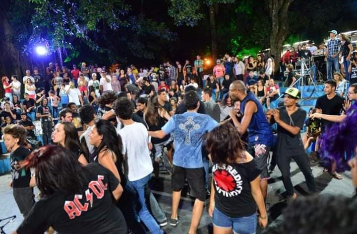 Galera marcando presença em outras edições do “Mart Rock 10”, em Martinópolis