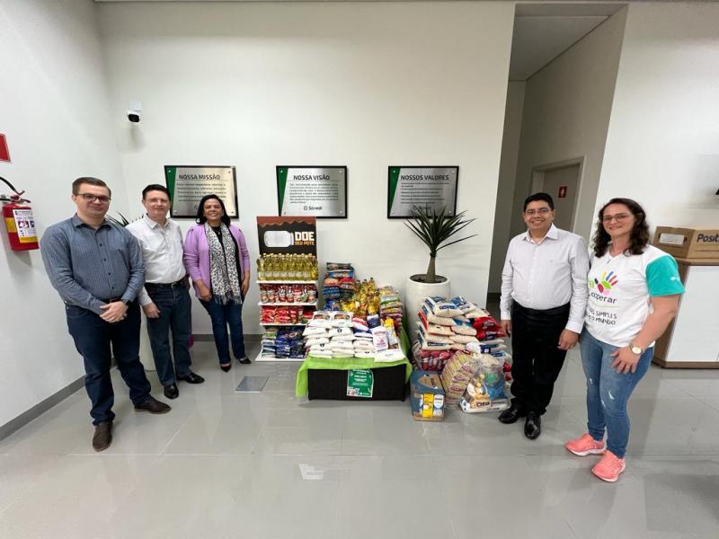 Diretoria na entrega oficial dos alimentos: Bruno Gasparetti, diretor de operações da Sicredi Rio Paraná, Jorge Guedes, presidente da Sicredi Rio Paraná, Clelia Tomazini, secretária de Assistência Social de Presidente Prudente, Vanderlei Oliveira, diretor executivo da Sicredi Rio Paraná e Clelia Ruiz, assessora de Desenvolvimento do Cooperativismo