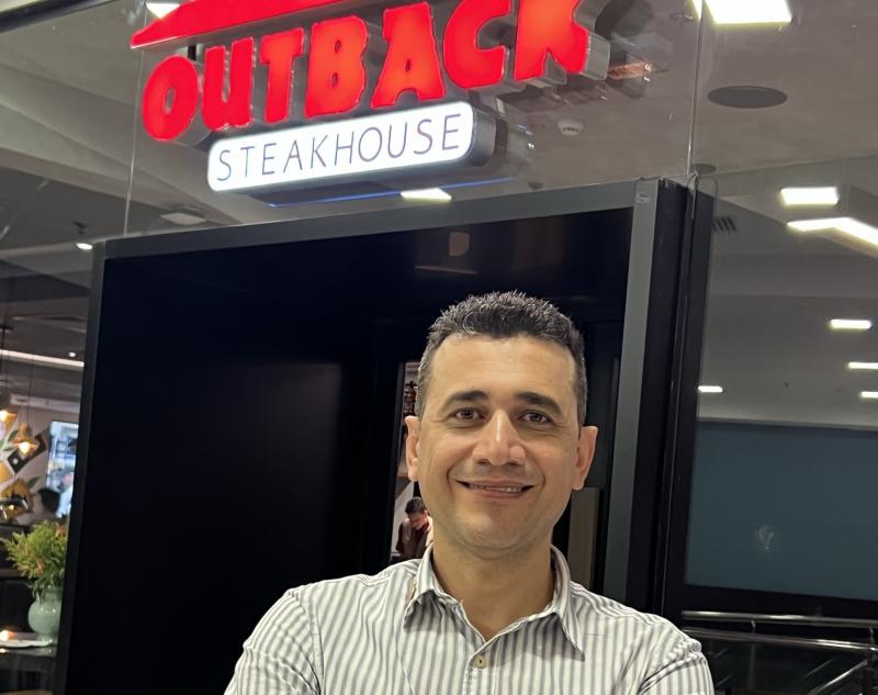 A história do mineiro Renato Bento com o Outback Steakhouse começou há 10 anos, quando ele começou a trabalhar como auxiliar de limpeza na unidade de Jundiaí