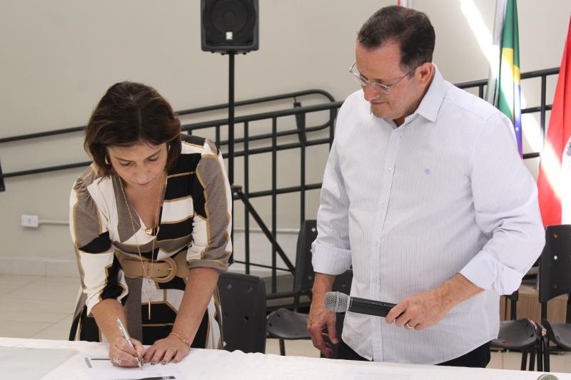 Andrea Thomaz, diretora da Fundação Casa, e Luiz Antonio assinam termo de cooperação