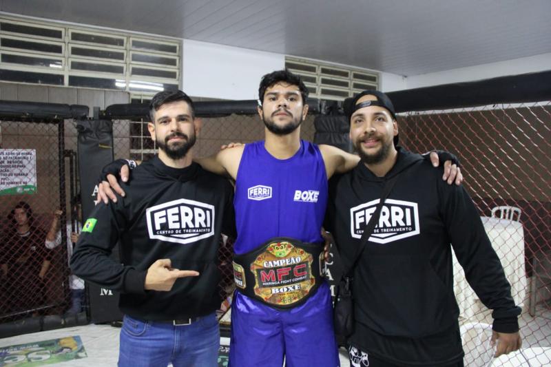 Campeão na categoria 85kg, Higgor Esquiva com o treinador Diego Ferri e o preparador físico João Moreno 