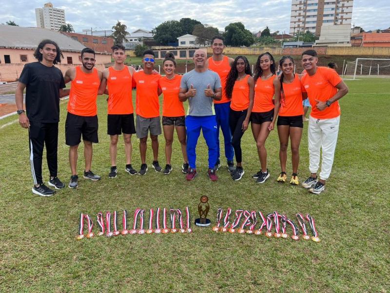 Técnico Inaldo Sena comemora com a equipe os bons resultados