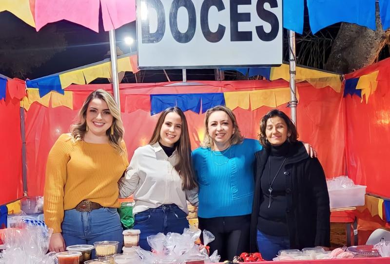 Giovana de Cápua, Mayara Kaus, Gisele de Cápua e Rosimeire Silva na barraca dos doces