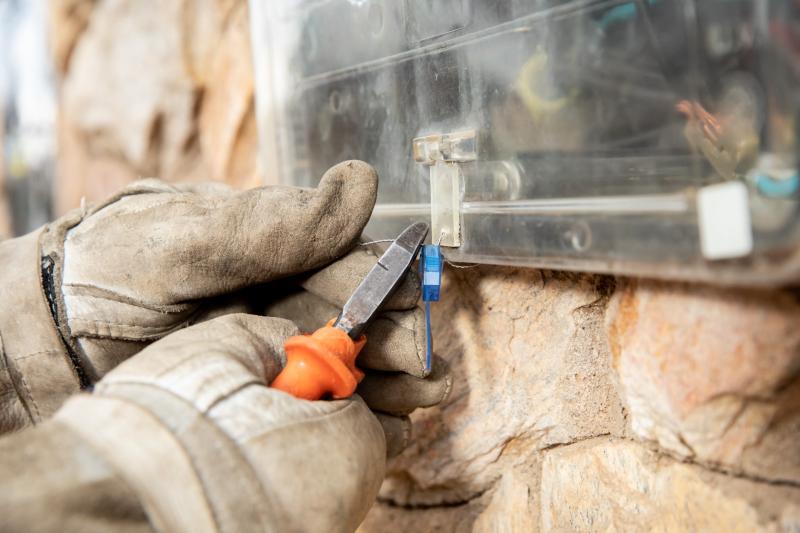 Energia foi desviada irregularmente por meio de ligações clandestinas e adulteração em medidores