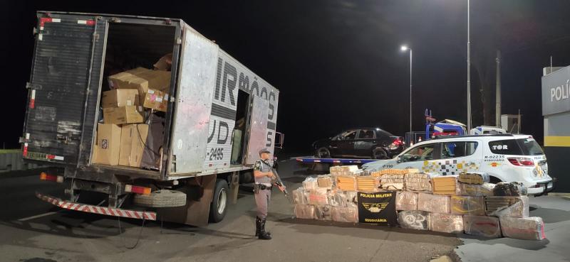 Policiais encontraram 1.136 tabletes de maconha escondidos dentro de caixas de papelão