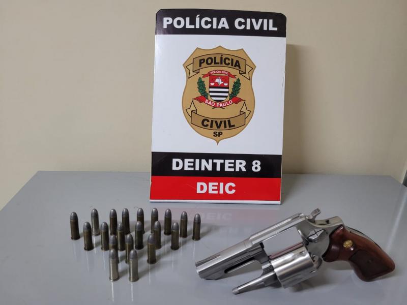 Revólver calibre 38 com 5 cartuchos intactos, além de outros 15 cartuchos do mesmo calibre, foram apreendidos