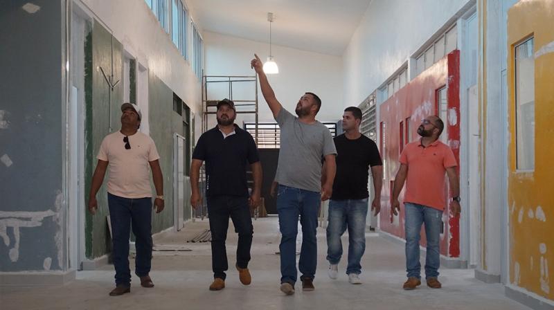 Paco Mendes e representantes do legislativo acompanham de perto as obras em andamento na cidade de Sandovalina, 11 no total