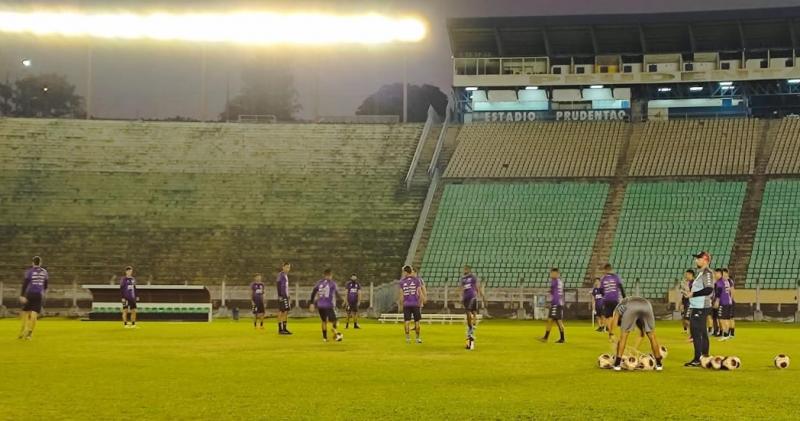 Grêmio Prudente treinou ao final da tarde de ontem no Estádio Caetano Peretti antes do duelo desta segunda