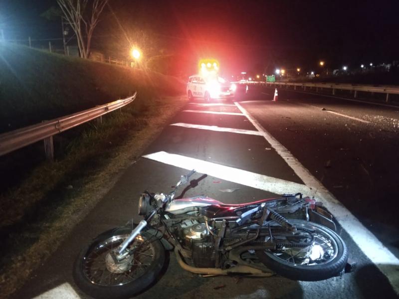 Devido ao trânsito lento, motocicleta conduzida por homem de 38 anos colidiu na traseira de um Ford/Ecosport; motociclista faleceu