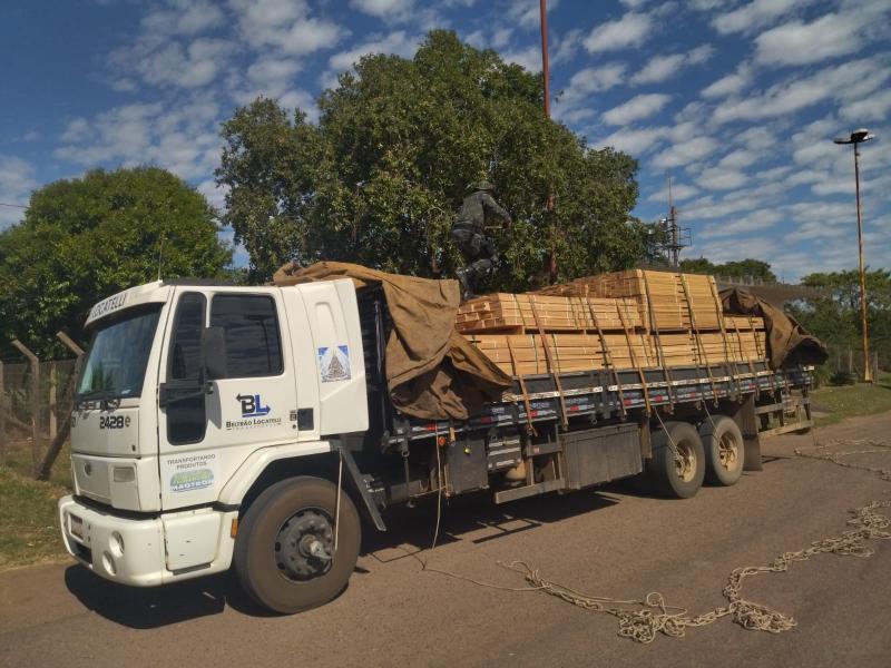 Caminhão transportador e madeira irregular foram apreendidos e depositados à empresa transportadora