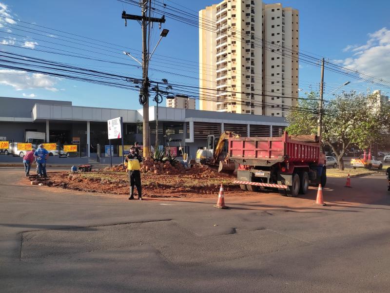 Entorno da rotatória da Coronel Marcondes foi sinalizado e há equipe de agentes de trânsito no local