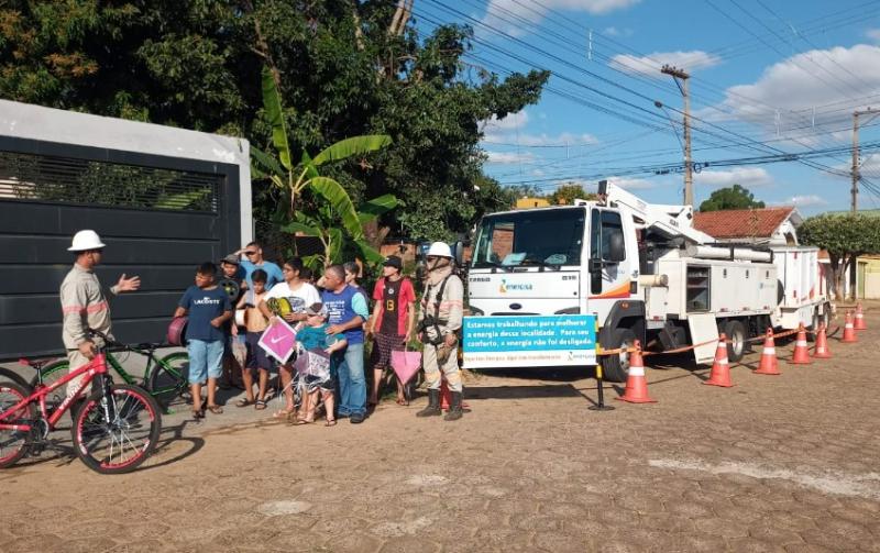 Em Venceslau, eletricistas orientam criançada sobre riscos de soltar pipa perto da rede elétrica