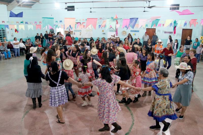 Dança, comidas típicas e muitas brincadeiras fizeram parte do “arraiá”