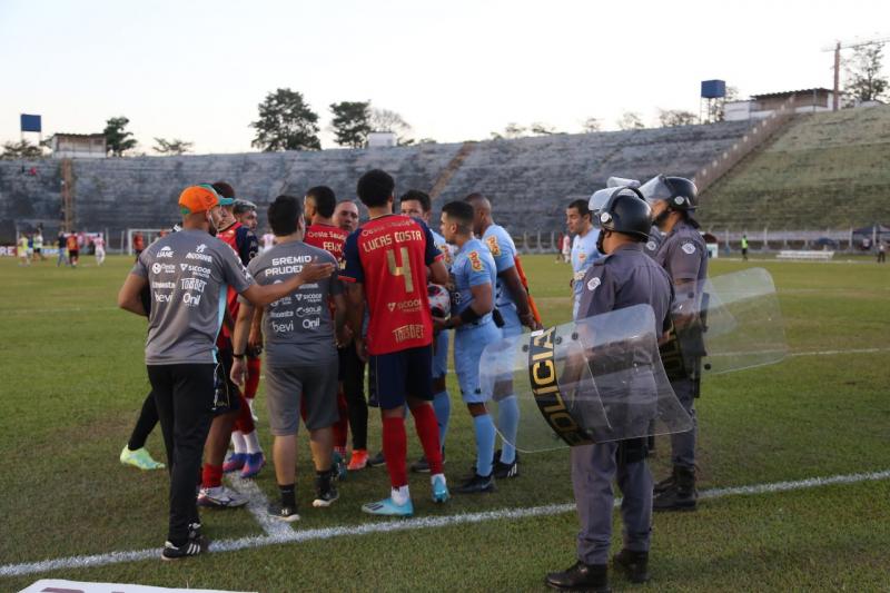 Arbitragem polêmica do juiz Pablo Rodrigo Soares de Oliveira foi a protagonista do empate por 1 a 1 entre Grêmio e Noroeste 