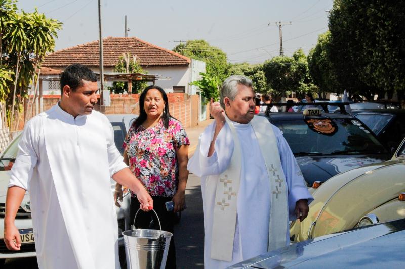 Padre Umberto Laércio abençoando os participantes do 5º Encontro da Benção de Veículos Antigos de Santo Expedito